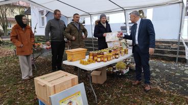 „Z tradycją i ze smakiem” w Ostrówku. Stoiska odwiedziły dziesiątki mieszkańców regionu